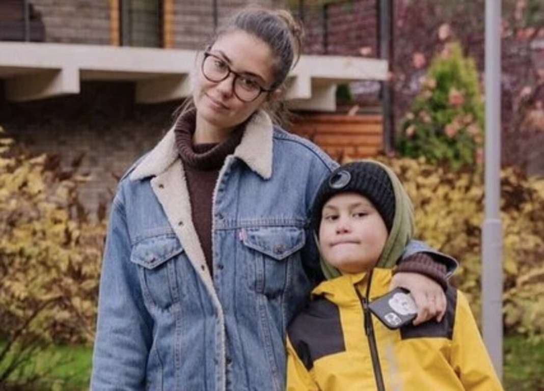 Агата Муцениеце с сыном Тимофеем