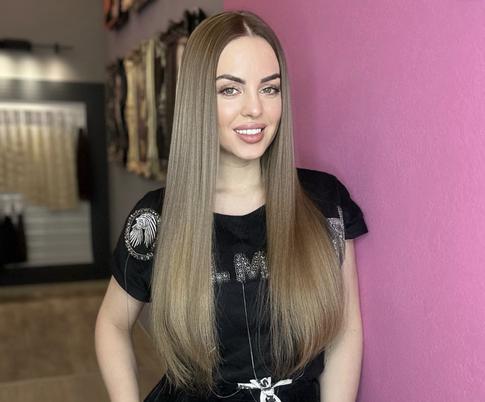 Юлия Ефременкова впервые после примирения вышла в свет с отцом своих близнецов