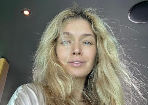 Брежнева отказалась от своей фамилии и покрасила волосы в темный цвет