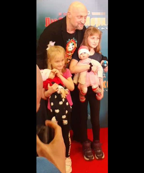 Актер вышел в свет вместе с младшими дочками