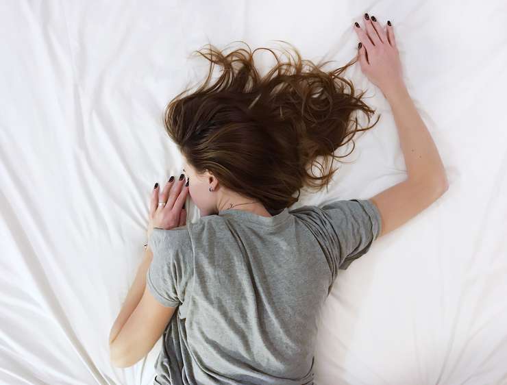 сон на животе часто приводит к проблемам с позвоночником и ЖКТ