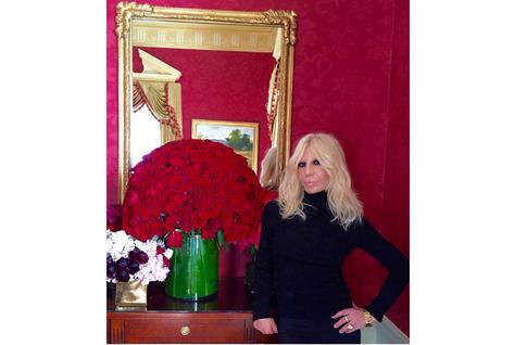 4 правила стиля Донателлы Версаче, которые стоит «украсть»