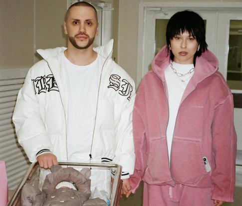 IOWA поделилась трогательным снимком с мужем и новорожденным ребенком