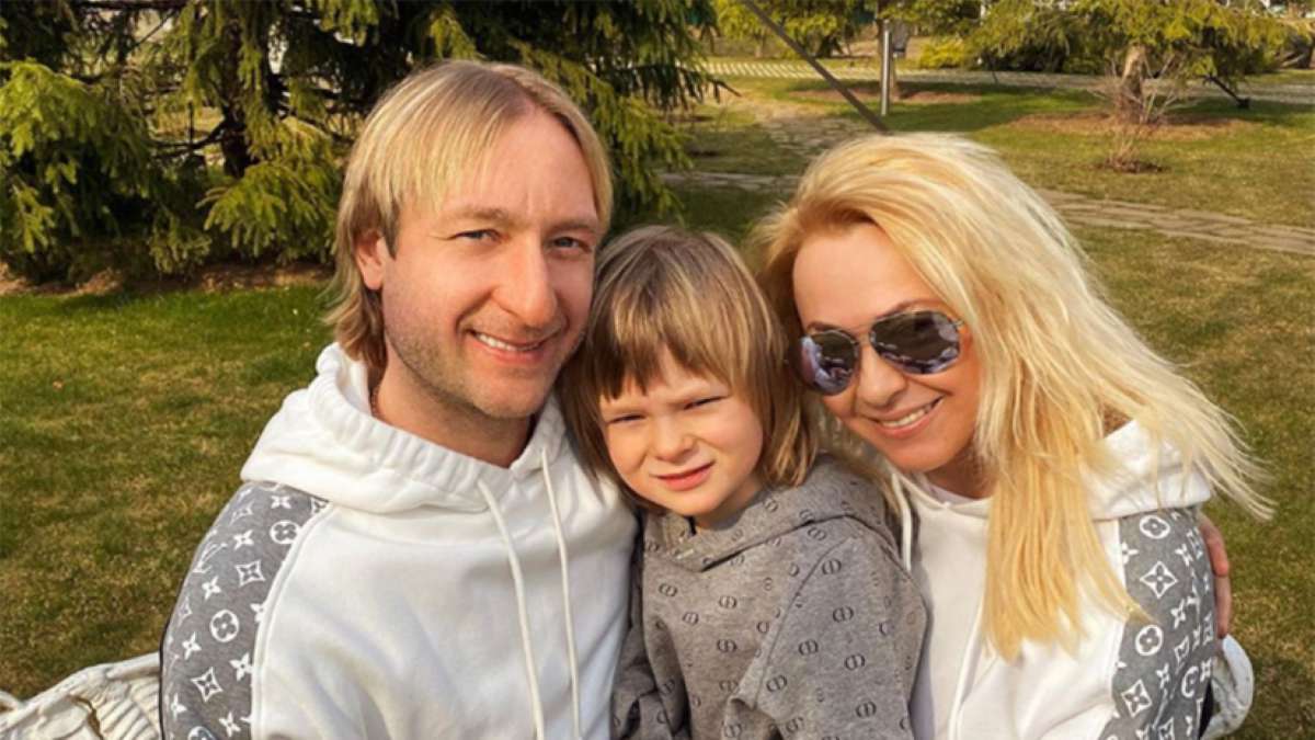 Евгений Плющенко и Яна Рудковская с сыном Александром