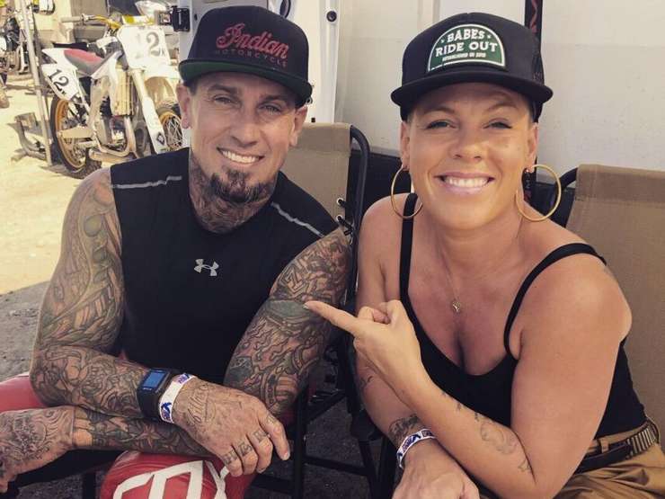 Пинк и Керри Харт Пинк и Керри Харт