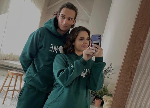 Дочь Славы поделилась фотографией с мужем и сыном с выписки из роддома