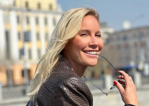 Елена Летучая появилась перед публикой в прозрачном наряде