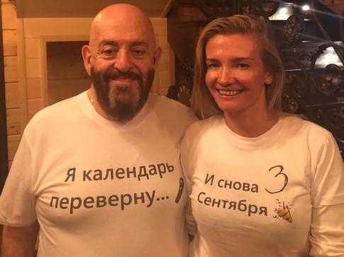 Шуфутинский сломал обе ноги из-за своей молодой возлюбленной