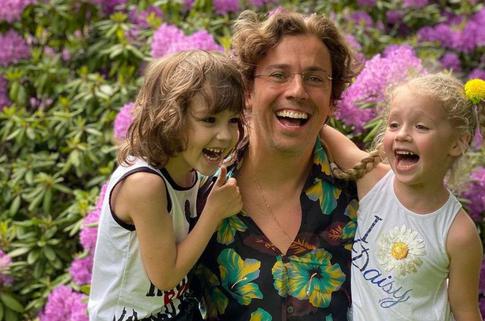 Пугачева и Галкин* показали, как провожают детей в израильскую школу