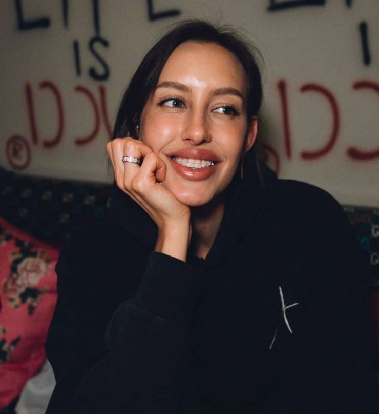 Избранница певца показала кольцо на безымянном пальце правой руки