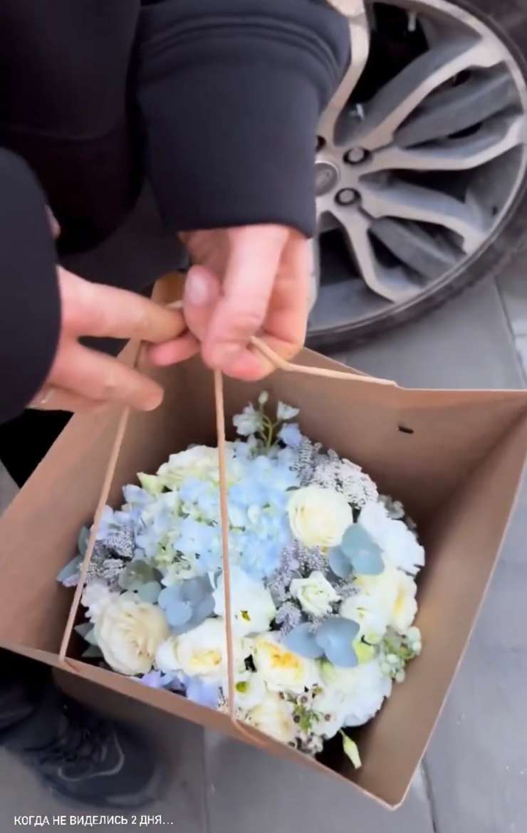 Актер вручил жене букет цветов