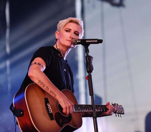 Диана Арбенина объяснила отмену концерта: «Получила травму позвоночника»