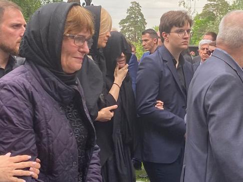 Похоронили мужа Дианы Гурцкая: певицу держали под руки и прятали за зонтами