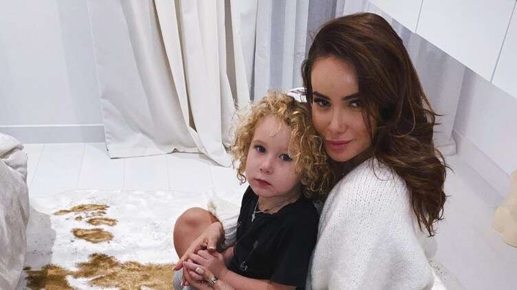 Айза с сыном Элвисом