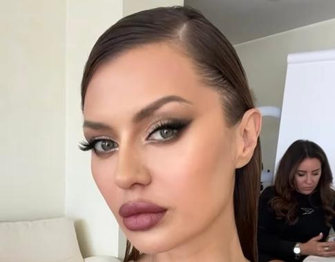 Боня появилась на Каннском кинофестивале с дыркой в платье