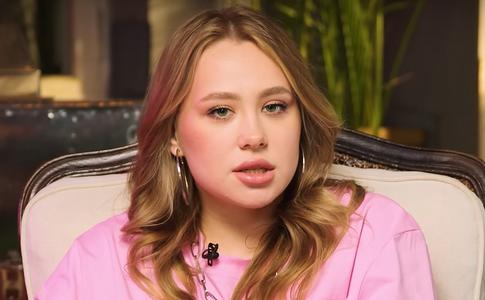 Блогерша Ксения Хоффман объяснила, почему не может уехать из России