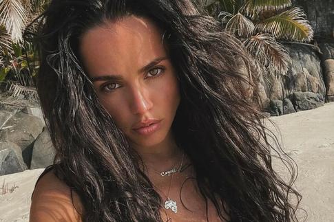 Зиверт похвасталась стройным телом и показала тату в зоне декольте