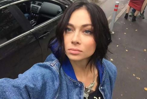 Самбурская поразила поклонников кадром в нижнем белье и чулках