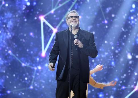 На переднем сидении с бутылкой в руке: Владимир Пресняков приехал в Испанию к жене и детям