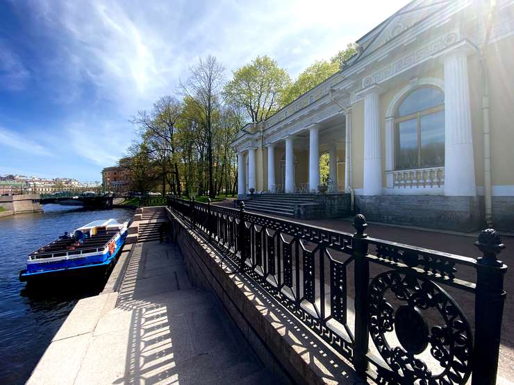В знаменитом Михайловском Саду, у павильона Росси, можно отправиться выбрать водную прогулку и сразу же отправиться в путь