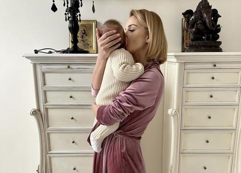 Вернувшаяся с отдыха Орлова показала подросшую дочь