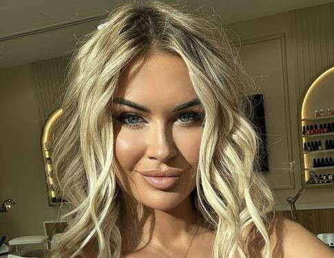 Марина Африкантова подала на развод с изменившем ей Романом Капаклы