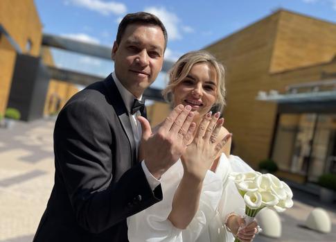 Экс-участник «Дома−2» Стас Каримов поделился первыми свадебными фото