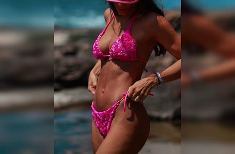 Стилист подсказала, какие модели купальников будут актуальны этим летом