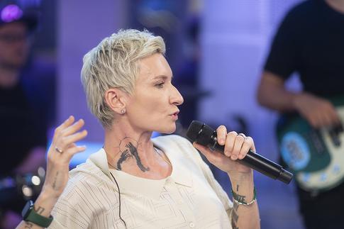 Диана Арбенина: «Я думала, что по Питеру ходит Цой, обнявшись за плечи с Майком»