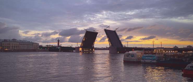 Разводные мосты - отдельная достопримечательность города на Неве
