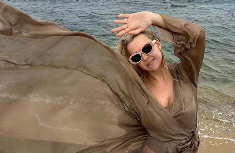 Рудковская спонтанно улетела за границу без мужа и детей