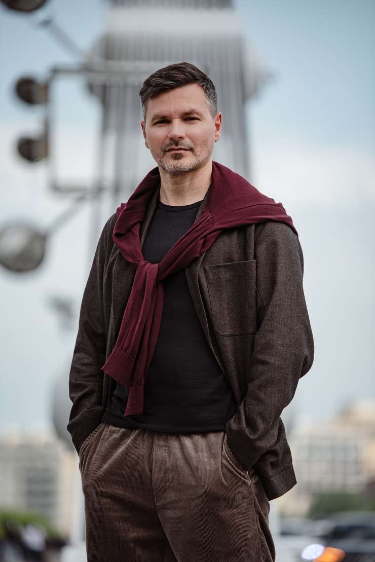 Пиджак и брюки, все – BRIER; футболка и ботинки, все – собственность актера