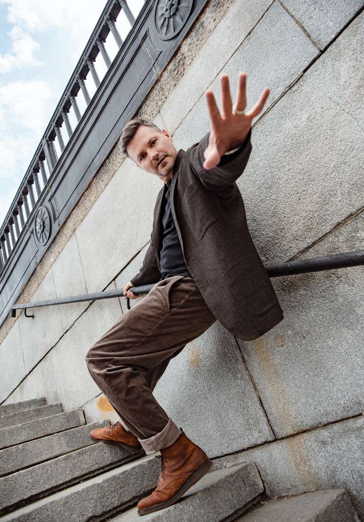 Пиджак и брюки, все – BRIER; футболка и ботинки, все – собственность актера