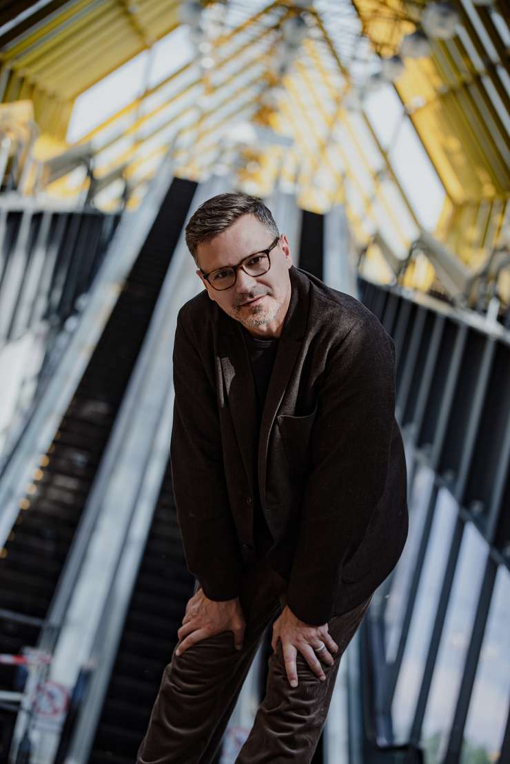 Пиджак и брюки, все – BRIER; футболка – собственность актера