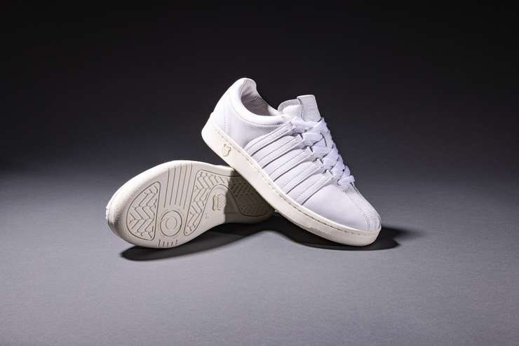 Культовая модель CLASSIC GT 2023 года американского бренда K-Swiss объединила в себе элегантный классический стиль, выверенный крой и премиальное качество материалов