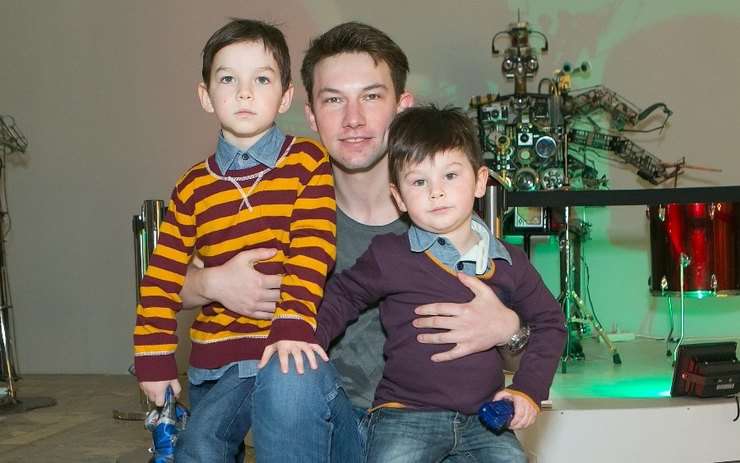 Кирилл Емельянов с детьми