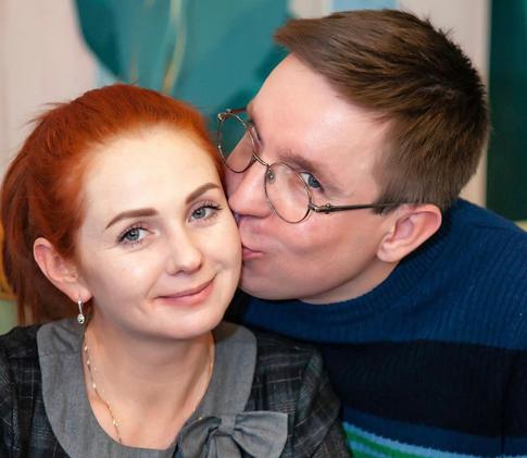 Муж Лены Катиной забрал ее и сына из роддома