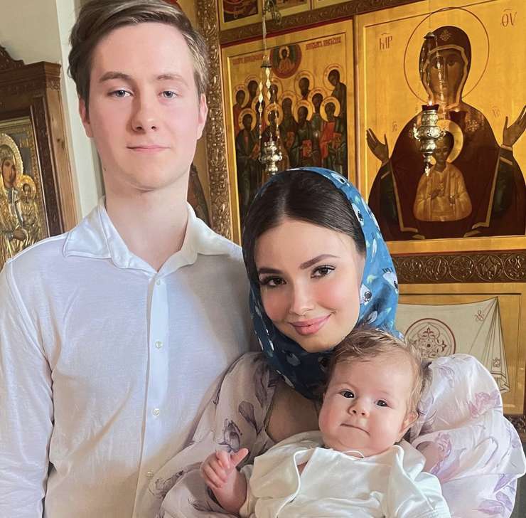 BDSM paytida ayol ogriqdan yiglaydi va qichqiradi. Rus tiliga tarjima bilan Sasha Grey porno