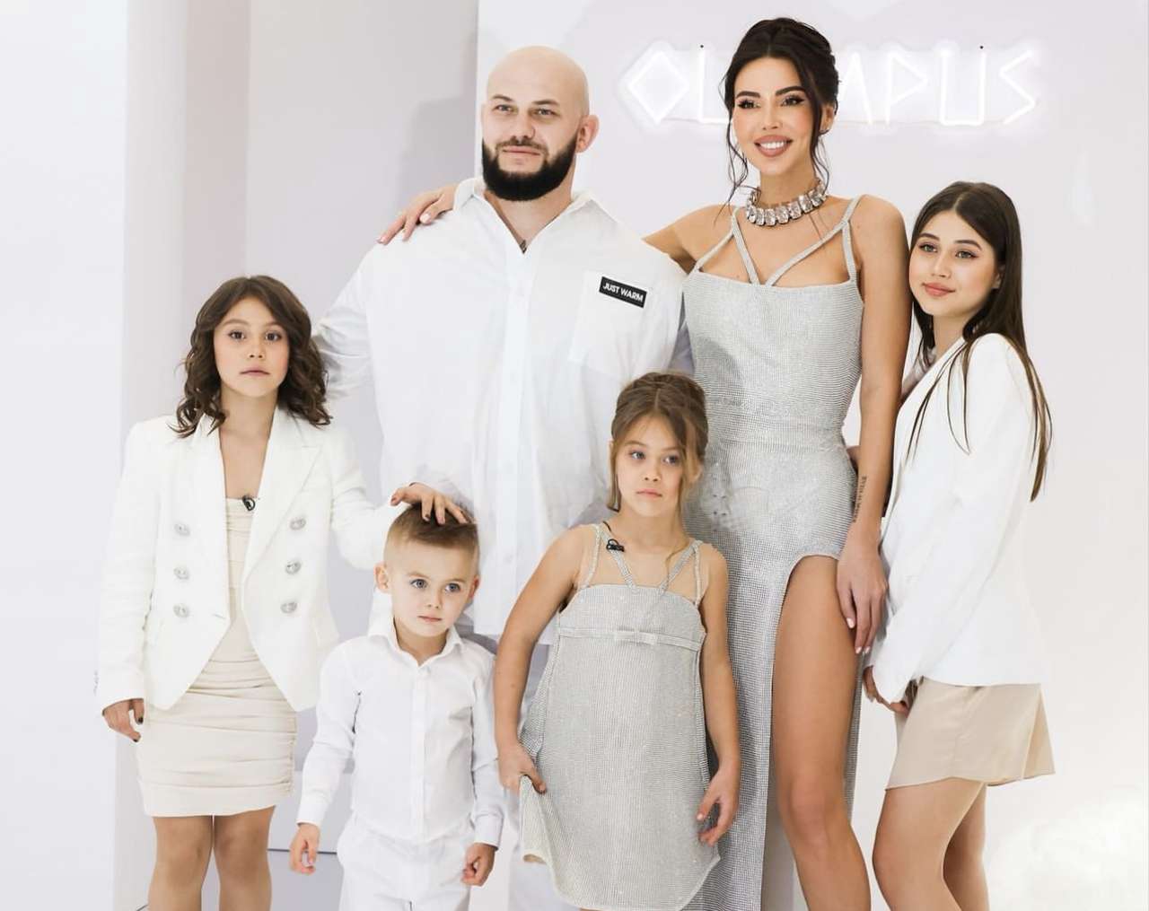 Оксана Самойлова с мужем Джиганом и детьми