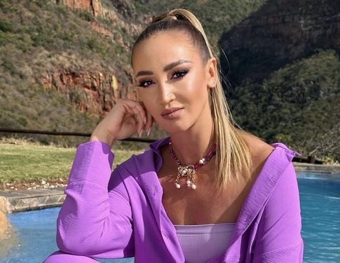 Бузова не забывает об экс-избранниках и во время работы: «Я не болтливая, это большой бонус для моих бывших»