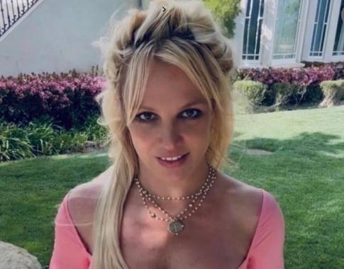 Трогает себя за грудь и трясет головой: в Сети уверены, Бритни Спирс сошла с ума