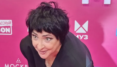 Лолита шокировала публику, надев на голову интимную часть женского туалета: «Это могут быть очки, чтобы не видеть уроки физкультуры и пьяного трудовика»