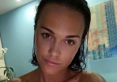 Слава показала, как в пьяном угаре ловит сверчков и хвастается браслетом из ящерицы