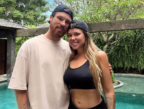 В Сети обсуждают страстный поцелуй мужа Риты Дакоты с ее подругой