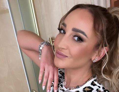 «Ее шатает из стороны в сторону»: Бузова появилась на публике в нетрезвом состоянии