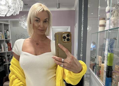 «Как будто в катафалке едет»: в Сети обсуждают Волочкову, утонувшую в цветах