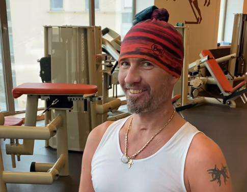 Костомаров показал, как он плавает в бассейне с протезами