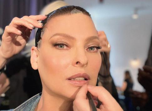 В Сети появились первые фото модели Линды Евангелисты, борющейся с раком грудной мышцы