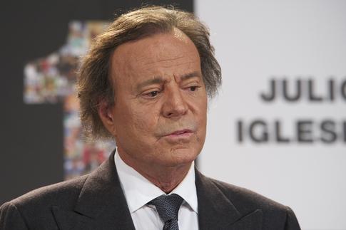 80-летнего Хулио Иглесиаса задержали в аэропорту из-за его любимой еды