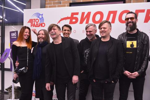 Официально: троих участников группы «Би−2» отправят только в Россию